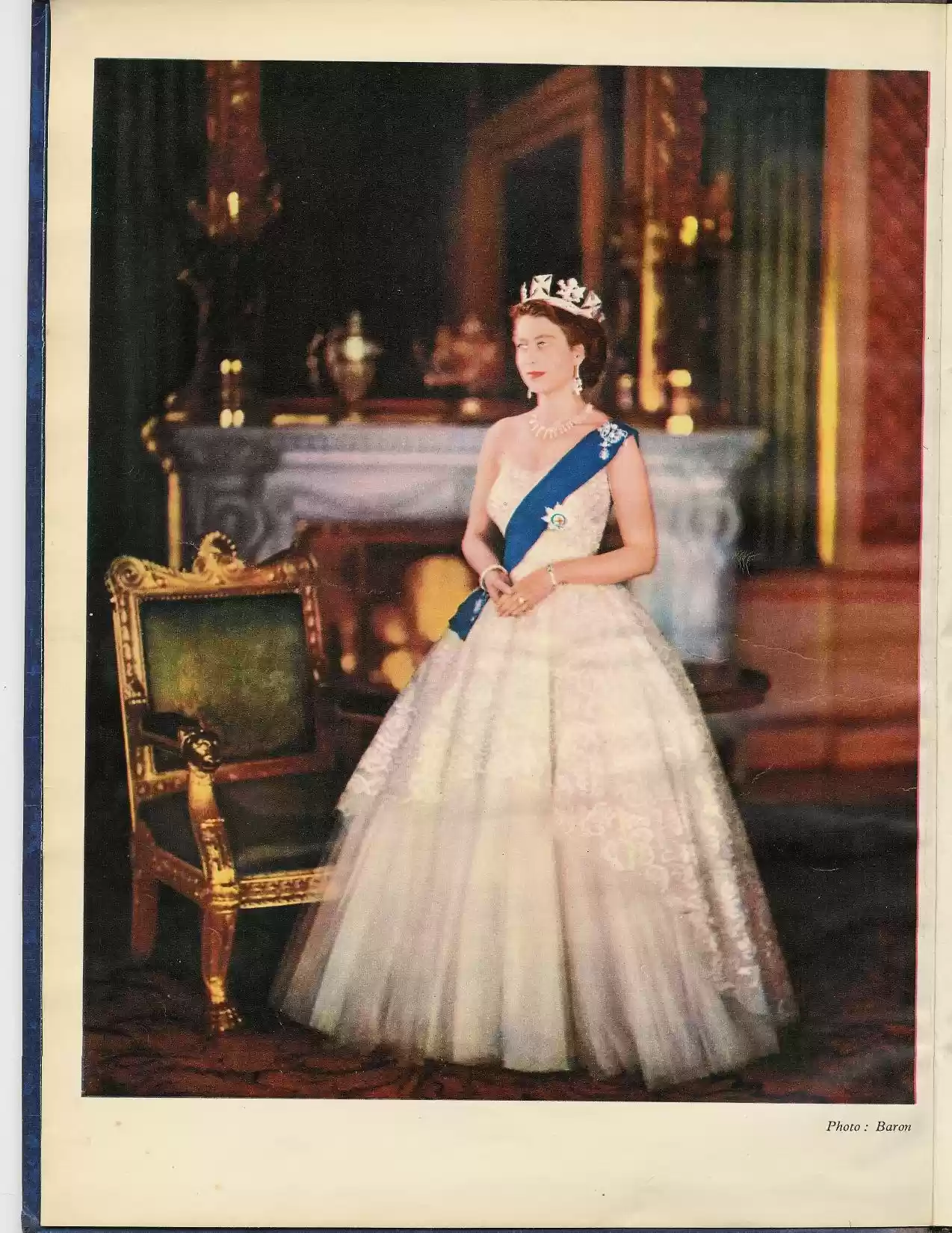 Queen standing_crowned_0001
